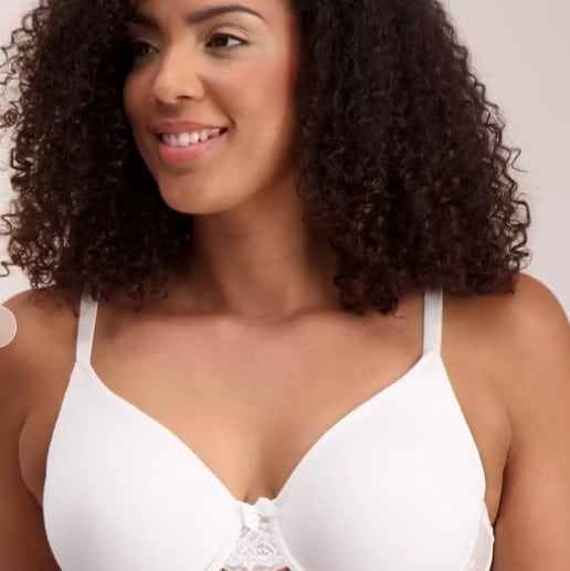 D Cup Breasts – Perfect D Cup Size Example, Comparisons & Best D Cup Bras